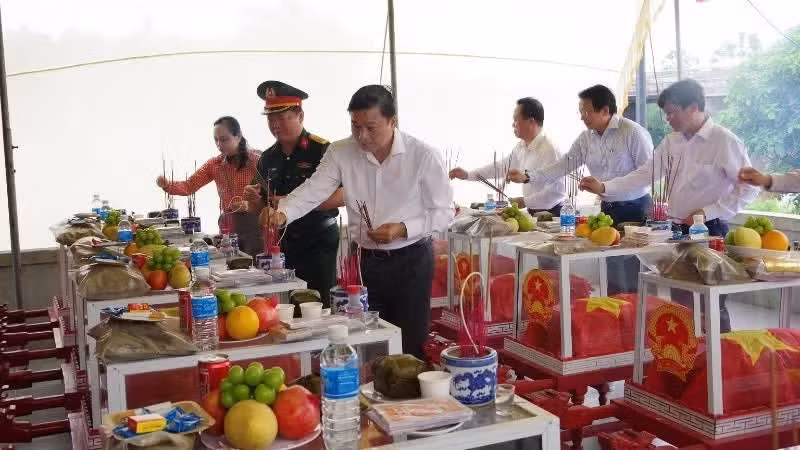 Le Hong Vinh, président du Comité populaire de la province de Quang Tri, et sa délégation brûlent de l’encens à la mémoire des héros morts pour la Patrie au temple dédié aux combattants du Régiment 88 de la Division 308, dans le secteur de Cau Nhi, commune de Nam Hai Lang. (Photo : XUAN DIEN)