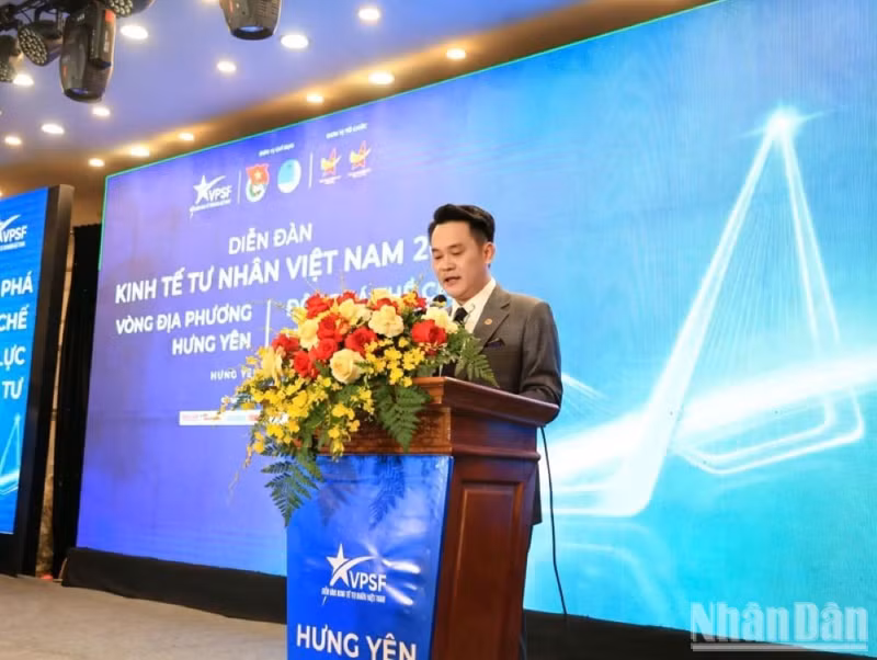 Dang Hong Anh, président de l’Association des jeunes entrepreneurs du Vietnam, prend la parole lors du forum.