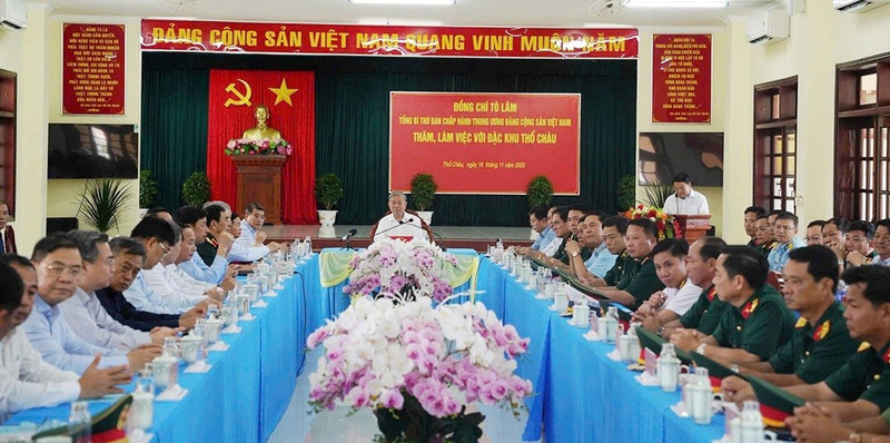 Le secrétaire général du Parti et secrétaire de la Commission militaire centrale, To Lam lors de la visite de travail dans la zone spéciale de Tho Chau. Photo : VNA 