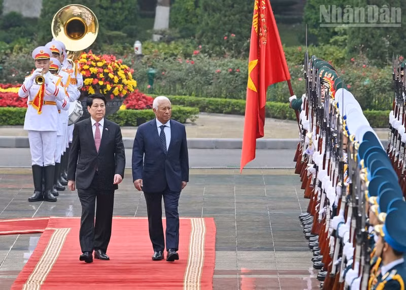Le président Luong Cuong (à gauche) accueillit le président du Conseil européen António Costa. Photo : NDEL.