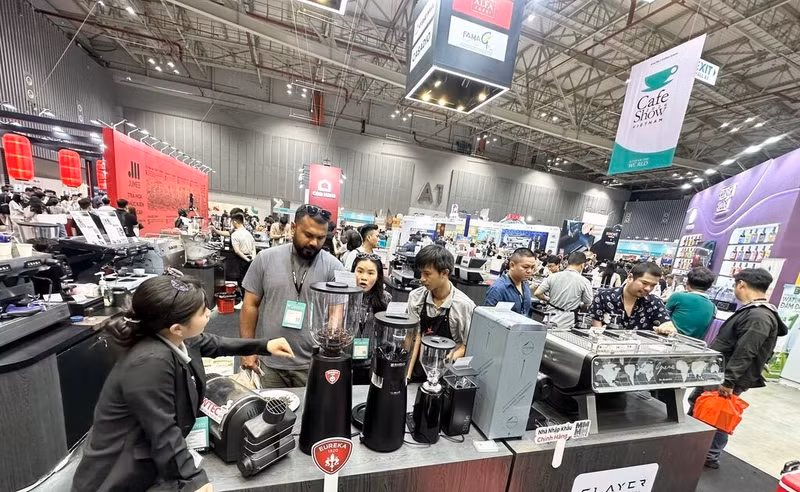 Visiteurs devant un stand de machines à café. Photos: CVN 