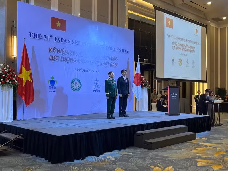 Le général de division Pham Truong Son, chef adjoint de l’état-major général de l’Armée populaire du Vietnam, et l’ambassadeur du Japon au Vietnam, M. Ito Naoki, lors de la réception. Photo : PLO.