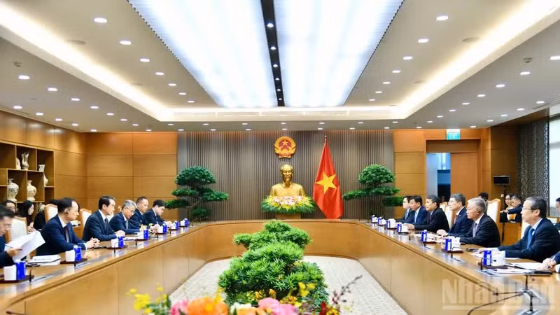 Le Premier ministre Le Minh Hung reçoit l'ambassadeur de Chine au Vietnam, He Wei. Photo: NDEL. 