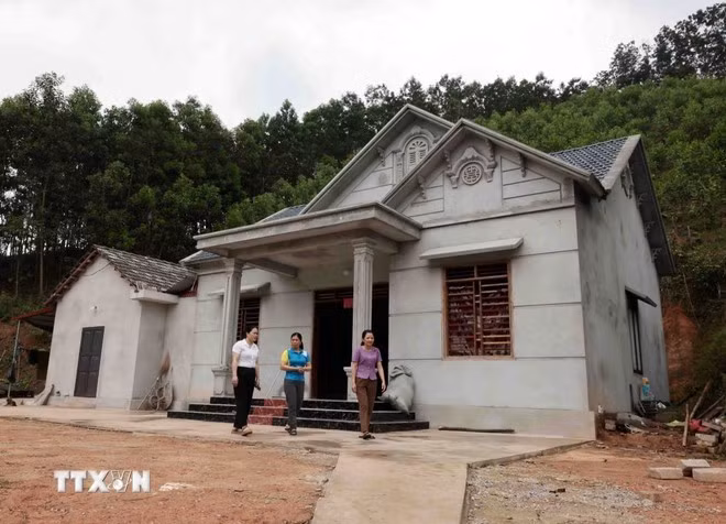 Au 8 juillet 2025, selon les données actualisées par les localités, plus de 264 000 logements précaires ont été pris en charge à travers le pays, dont près de 230 000 logements achevés et plus de 34 000 en cours de construction. Photo : VNA.