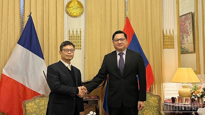 Les ambassadeurs Trinh Duc Hai et Kalamoungkhoune Souphanouvong sont convenus de poursuivre et de renforcer la tradition d’une coopération étroite entre les deux représentations diplomatiques du Vietnam et du Laos à Paris.