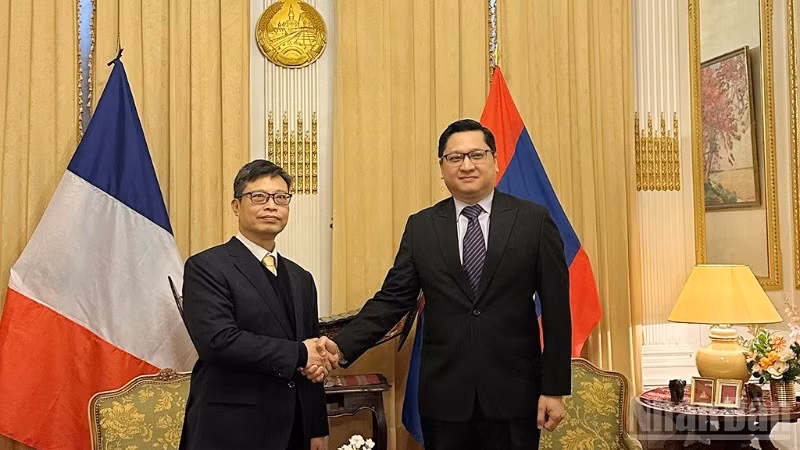 Les ambassadeurs Trinh Duc Hai et Kalamoungkhoune Souphanouvong sont convenus de poursuivre et de renforcer la tradition d’une coopération étroite entre les deux représentations diplomatiques du Vietnam et du Laos à Paris.