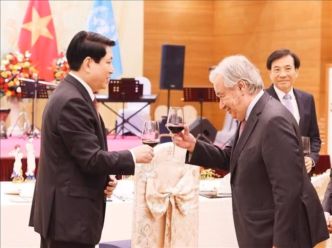 Le président vietnamien Luong Cuong (gauche) et le secrétaire général de l’ONU, António Guterres. Photo : VNA.
