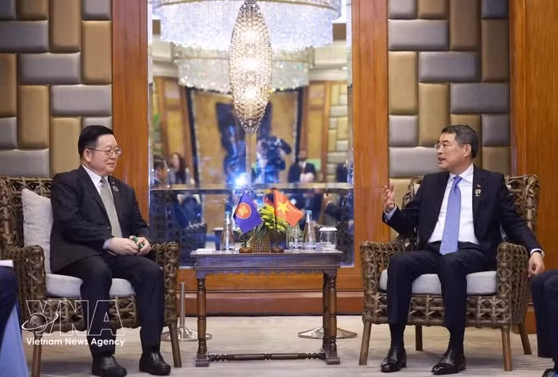 Le Premier ministre vietnamien Le Minh Hung s’entretient avec le secrétaire général de l’ASEAN Kao Kim Hourn. Photo : VNA.