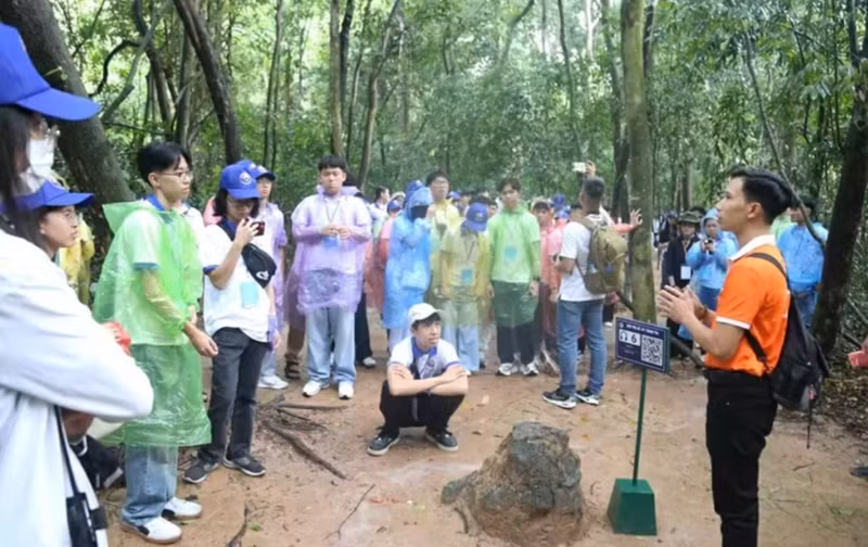 De nombreux jeunes et étudiants vietnamiens d'outre-mer étaient très enthousiastes à l'idée de visiter le site des Tunnels de Cu Chi. Photo: Thanh Long