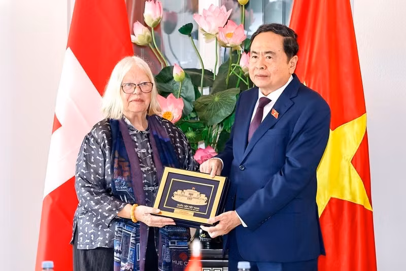 Le président de l’Assemblée nationale du Vietnam, Tran Thanh Man, (à droite), remet un cadeau à la présidente de l’Association d’amitié Suisse-Vietnam, Anjuska Marija Weil, le 28 juillet. Photo : VNA.