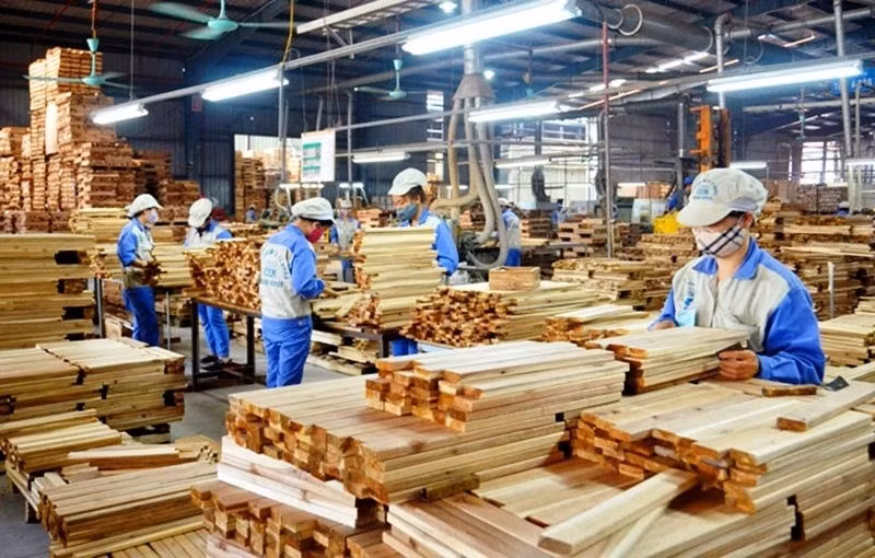 Les exportations de bois et de produits dérivés ont atteint près de 13,43 milliards de dollars au cours des neuf premiers mois de 2026. Photo : thoibaonganhang.vn