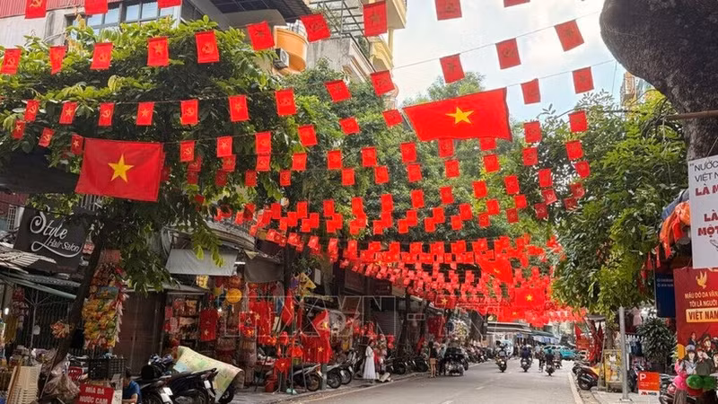 Une rue de Hanoi décorée de drapeaux, de fleurs, de banderoles et d’affiches pour célébrer le 80e anniversaire de la Fête nationale (2 septembre). Photo : VNA.