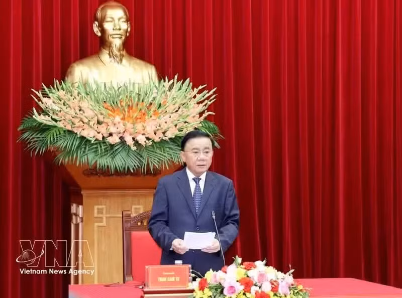 Le permanent du Secrétariat du CC du PCV Tran Cam Tu s'exprime lors de la réception de la délégation de haut niveau du PPRL, le 13 octobre à Hanoï. Photo : VNA.