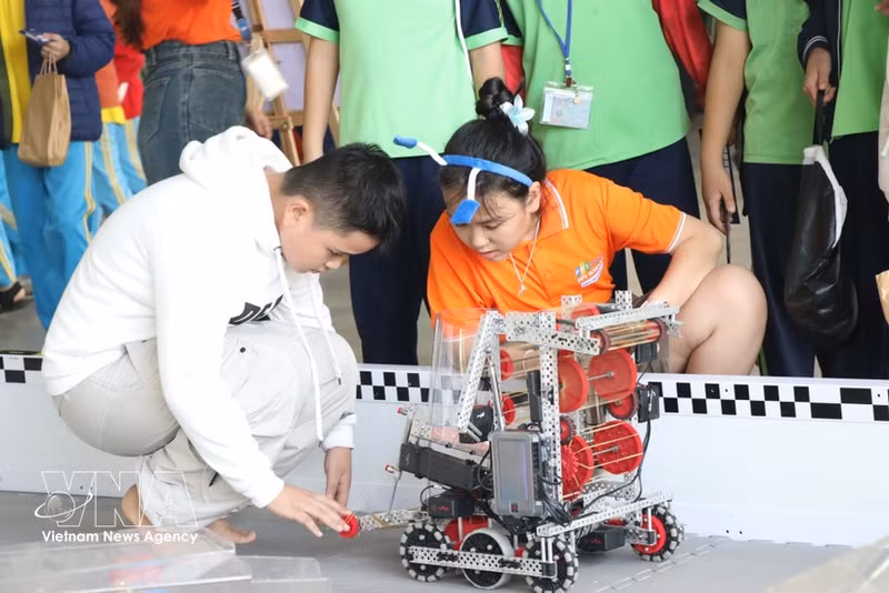 Des élèves expérimentent la commande de robots lors du tournoi de robotique FPT Schools élargi de Da Nang. Photo : VNA.