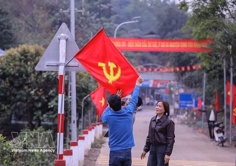 La commune de Muong Sai (Son La) est décorée avec éclat, prête pour la grande fête nationale. Photo : VNA