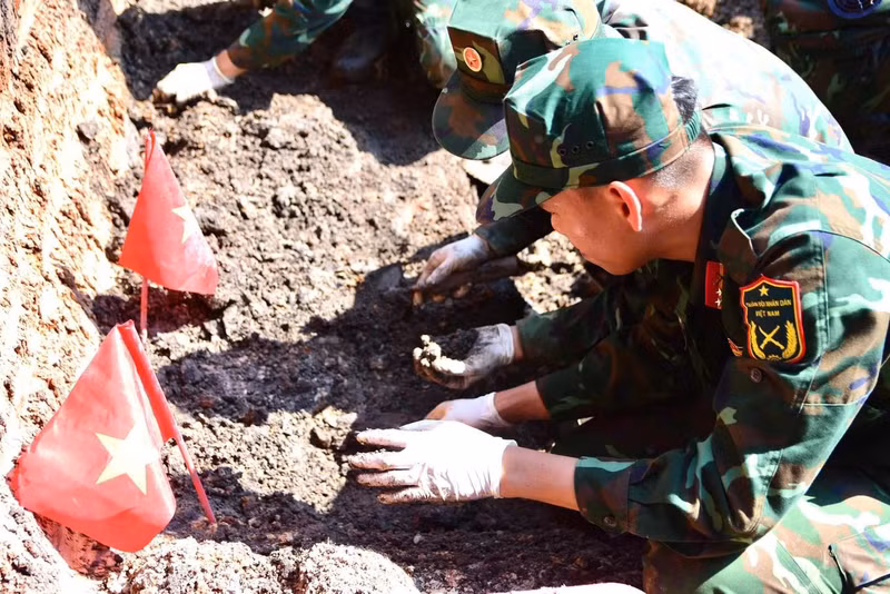 Des soldats recherchent les restes de soldats tombés pendant la guerre. Photo : Nguyen Hung