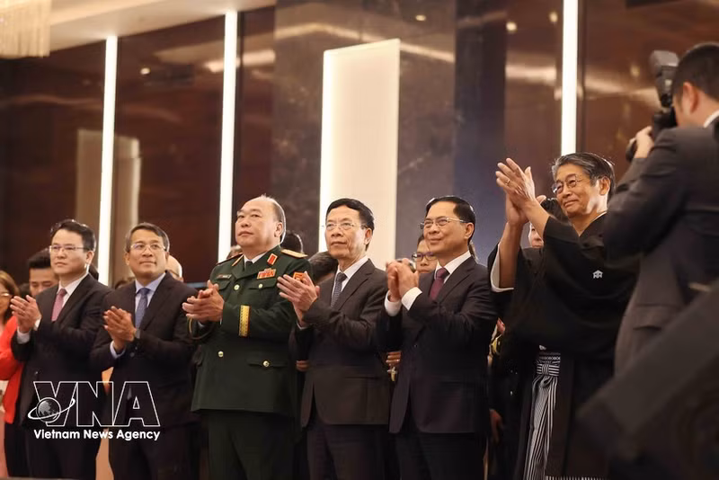 De gauche à droite : le ministre des Sciences et des Technologies Nguyen Manh Hung (quatrième), le vice-Premier ministre Bui Thanh Son (cinquième), l’ambassadeur du Japon Ito Naoki (sixième) et des délégués lors de la réception donnée à Hanoï le 3 mars pour célébrer le 66e anniversaire de Sa Majesté l’empereur Naruhito. Photo : VNA