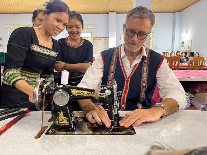 L’ambassadeur de France au Vietnam, Olivier Brochet, visite l’usine de confection Ngok Bay, où 25 jeunes femmes reçoivent une formation en couture, à Kon Tum, en juillet 2026. Photo : Ambassade de France au Vietnam