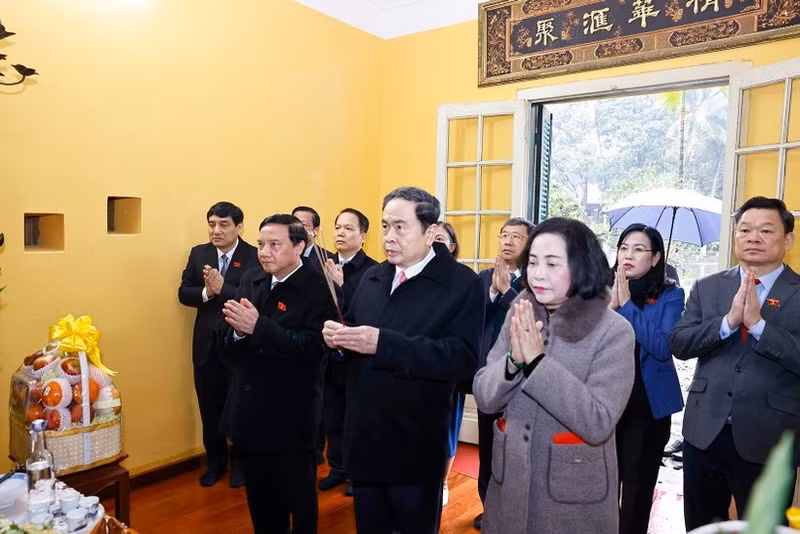 Le président de l’Assemblée nationale, Tran Thanh Man, rend hommage au Président Ho Chi Minh à la Maison 67, au sein du site historique du Palais présidentiel. Photo : VNA.