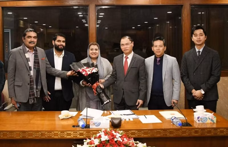 L'ambassadeur Pham Anh Tuan et les délégués participant à la réunion du Groupe d'amitié parlementaire Pakistan-Vietnam. Photo : Ambassade du Vietnam au Pakistan