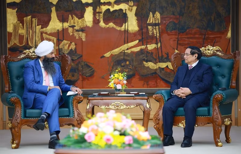Le Premier ministre Pham Minh Chinh (droite) rencontre le ministre canadien du Développement international, Randeep Sarai, en visite de travail au Vietnam. Photo : VNA
