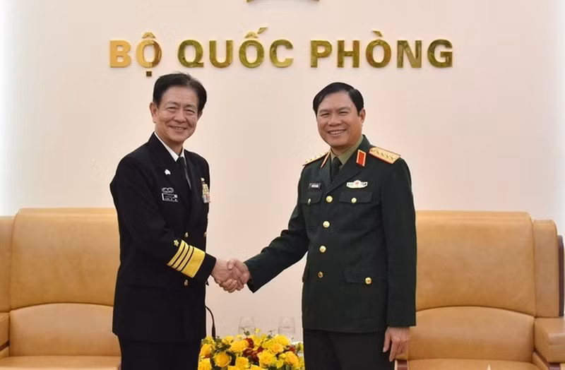Le général Nguyen Tan Cuong (à droite) reçoit l'amiral Saito Akira. Photo : Journal de l'Armée populaire.