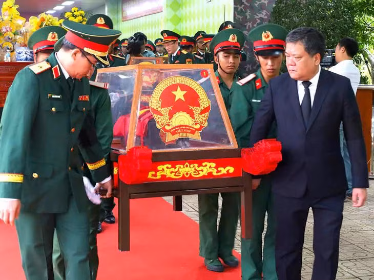 Lors de la cérémonie d'hommage, d'oraison funèbre et d'inhumation en la mémoire de ces 45 combattants. Photo: tuoitre.vn