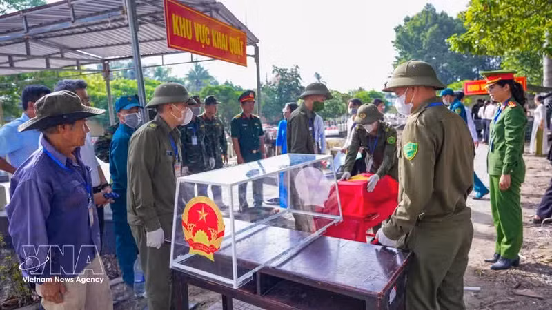 Prélèvement d’échantillons sur des restes de martyrs en vue d’analyses ADN au cimetière des martyrs de Duong Minh Chau. Photo : VNA.