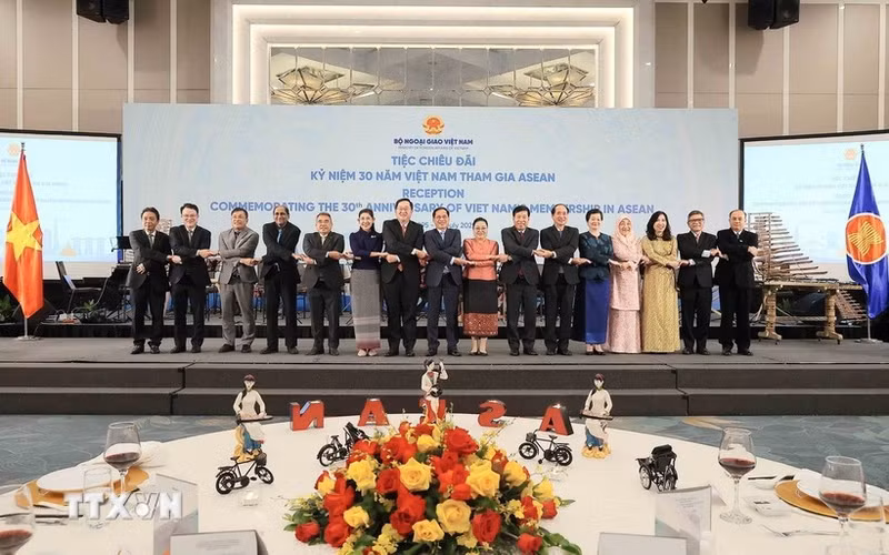 Le vice-Premier ministre et ministre des Affaires étrangères, Bui Thanh Son avec des ambassadeurs, des chefs de missions diplomatiques, des représentants d’organisations internationales au Vietnam. Photo : VNA.