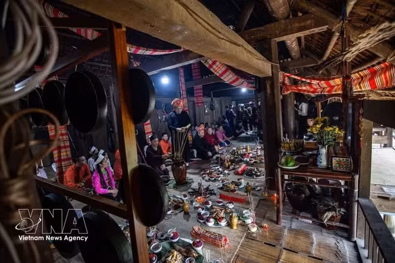 Le Mo Muong est un rituel populaire des Muong, pratiqué par un maître de cérémonie lors des funérailles et porteur de savoirs et de croyances traditionnels. Photo : VNA.