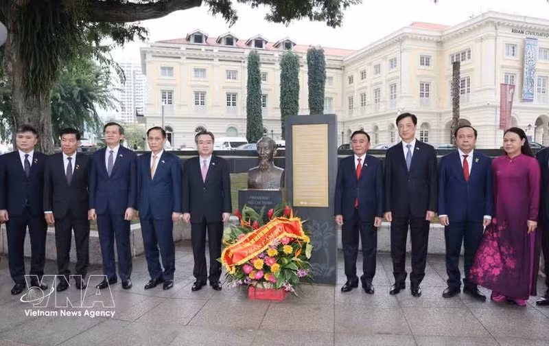 Le membre du Bureau politique et permanent du Secrétariat du CC du PCV, Tran Cam Tu, et la délégation de haut niveau du PCV devant la statue du Président Hô Chi Minh, dans l'enceinte du Musée des civilisations asiatiques à Singapour. Photo : VNA.