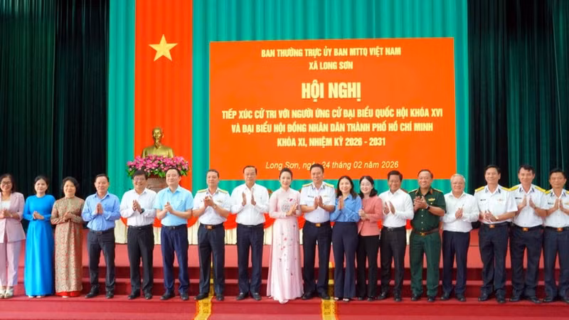 Les candidats aux élections des députés de l'Assemblée nationale de la XVIe législature et des membres aux conseils populaires à tous les niveaux de Hô Chi Minh-Ville et les lecteurs de la commune de Long Son. Photo : NDEL