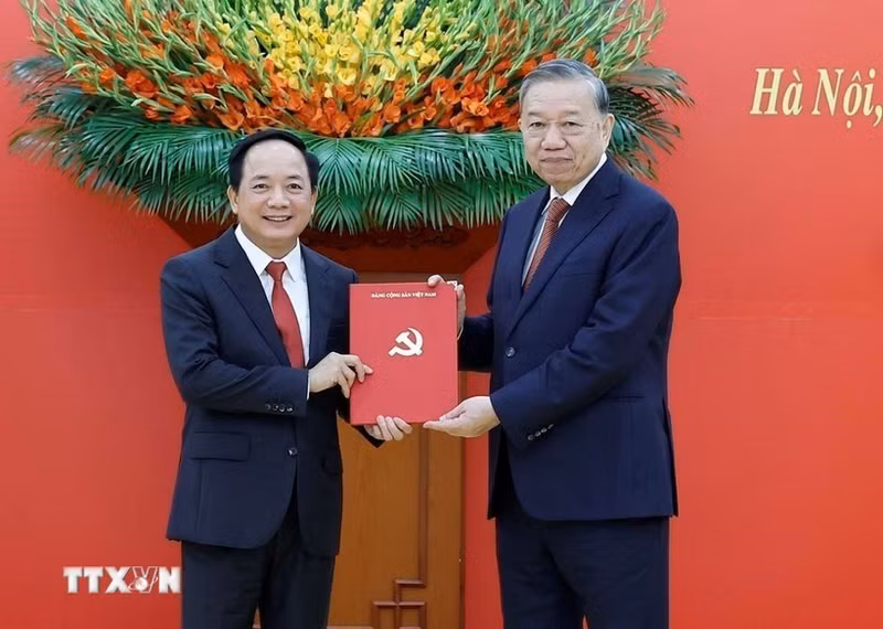 Le secrétaire général du Parti communiste du Vietnam (PCV), To Lam (droite), remet la décision à Trinh Van Quyet. Photo : VNA.