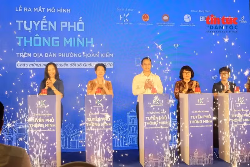 Dans la soirée du 9 octobre, au 48, rue Hang Ngang, le Comité populaire du quartier de Hoan Kiem, à Hanoï, a lancé le projet pilote des "rues intelligentes" sur l’axe Hang Dao – Hang Ngang – Hang Duong – Dong Xuan – Hang Giay. Photo : baotintuc.