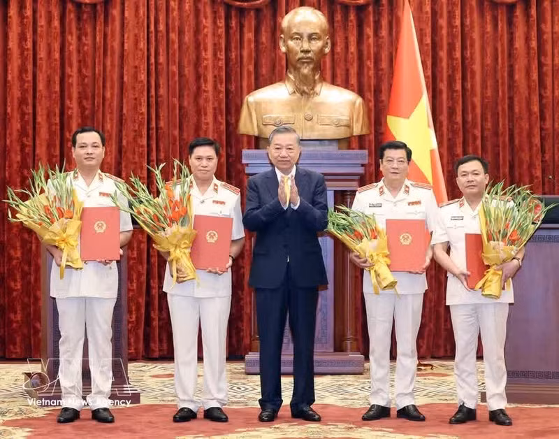 Le secrétaire général du Parti communiste du Vietnam et président de la République To Lam (au centre) remet les décisions de nomination de quatre responsables au poste de procureur du Parquet populaire suprême, à Hanoi, le 24 août. Photo : VNA