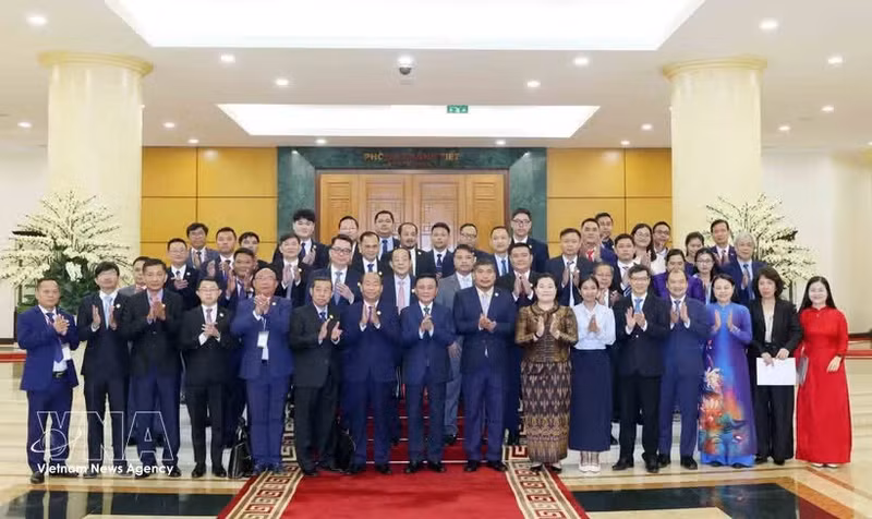 Le permanent du Secrétariat du PCV, Tran Cam Tu, et des délégués des deux pays. Photo : VNA.