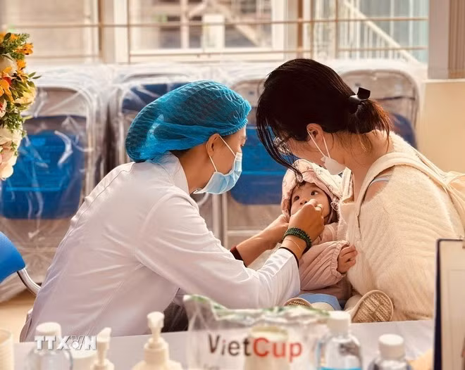 Un enfant reçoit de la vitamine A au dispensaire de santé du quartier de Cua Nam (Hanoï). Photo : VNA.