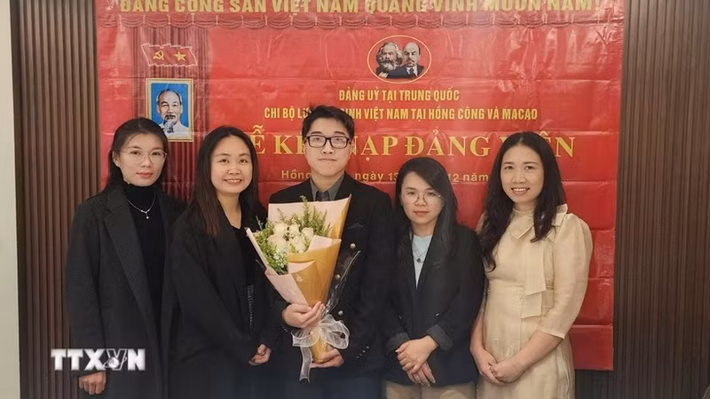 Des jeunes intellectuels vietnamiens à l’étranger confiants à l’approche du XIVe Congrès du PCV. Photo : VNA.