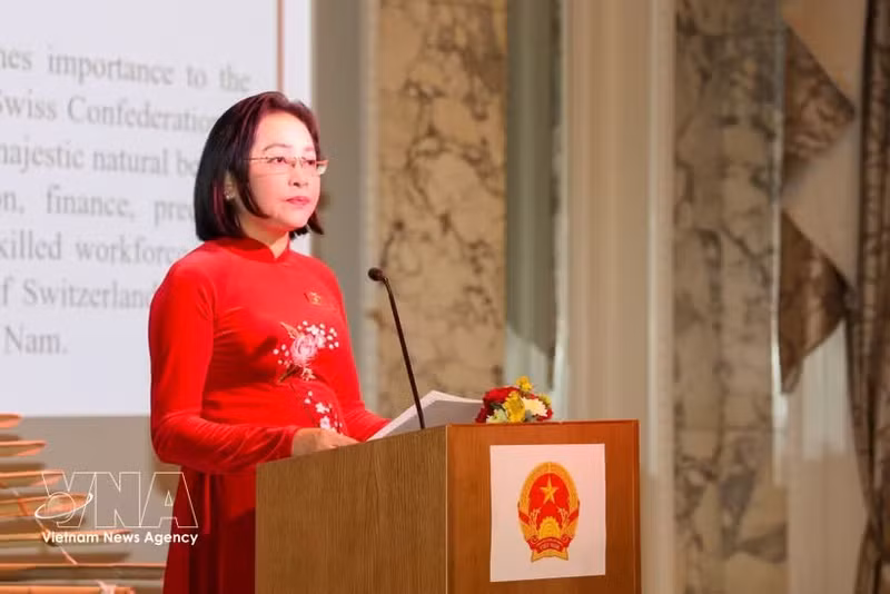La vice-présidente de l'Assemblée nationale vietnamienne, Nguyen Thi Thanh s'exprime à la cérémonie de célébration du 81e anniversaire de la Fête nationale du Vietnam en Suisse. Photo : VNA.
