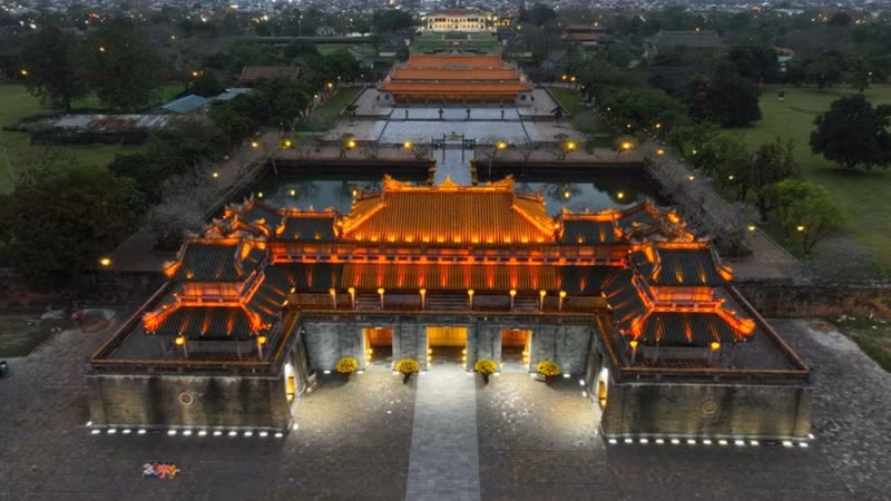 La beauté de la Citadelle impériale, cœur de Hué, illuminée la nuit. C'est une destination prisée des touristes, notamment australiens et du monde entier. Photo : VNA