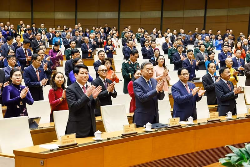 Le secrétaire général Tô Lâm, et d'autres dirigeants et anciens dirigeants du Parti et de l'État, assistent à la cérémonie de clôture de la 10ᵉ session. Photo : VNA.