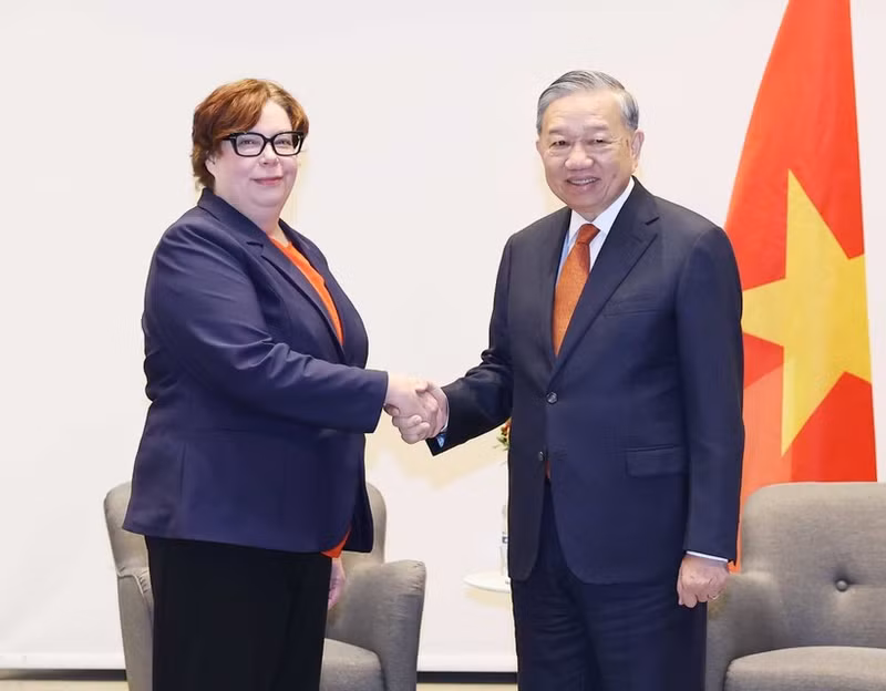 Le secrétaire général du Parti communiste du Vietnam, To Lam et Mme Tiina Sandberg, présidente du Parti communiste finlandais. Photo : VNA.