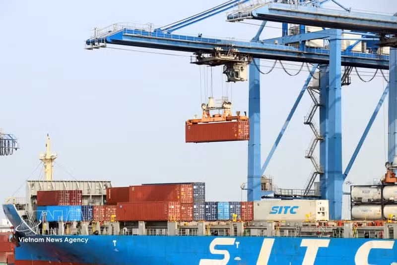 Les ports de Hô Chi Minh-Ville sont toujours en pleine effervescence, avec des navires qui chargent et déchargent des marchandises Photo : VNA.