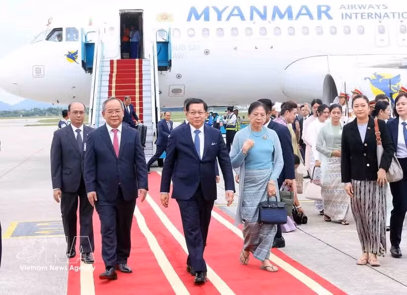 Le président du Myanmar, Min Aung Hlaing, et son épouse Kyu Kyu Hla arrivent à Hanoï. Photo : VNA.