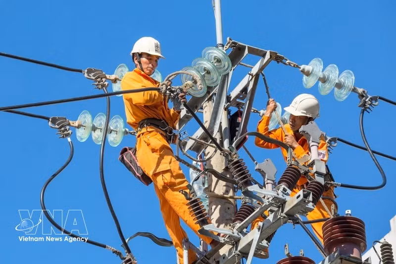 Inspection et réparation des lignes électriques pour garantir un approvisionnement en électricité sûr et continu dans les provinces du Centre. Photo : VNA.