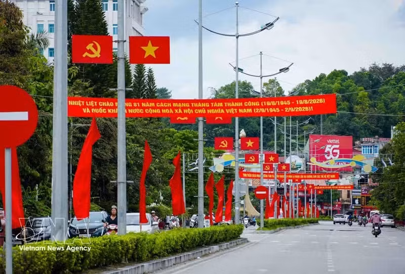 Les drapeaux, les banderoles et les slogans créent une ambiance festive dans les rues du quartier de Dien Bien, au Nord-Ouest du Vietnam. Photo : VNA.