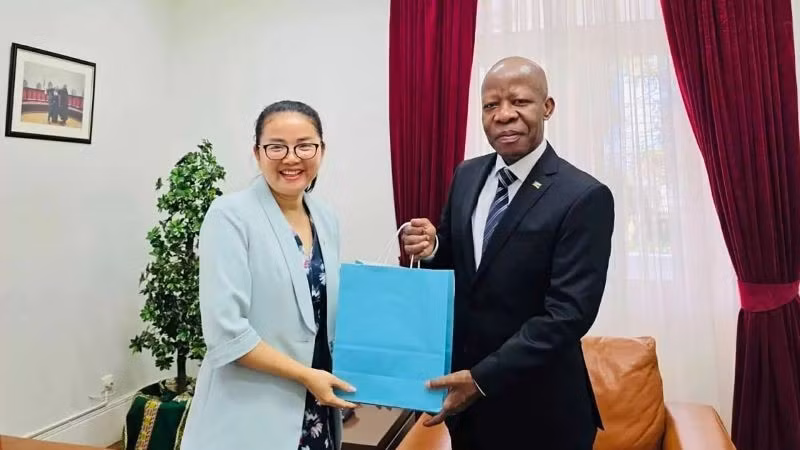 L'ambassadrice du Vietnam au Mozambique, Tran Thi Thu Thin (à gauche), et le président de la Cour suprême du Mozambique, Adelino Manuel Muchanga. Photo: Ambassade du Vietnam au Mozambique