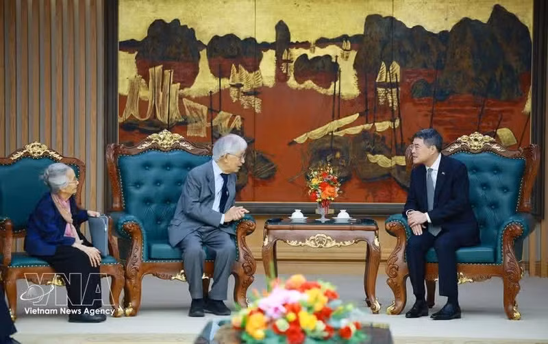 Le Premier ministre Le Minh Hung (à droite) reçoit le professeur Tran Thanh Van et son épouse, la professeure Le Kim Ngoc. Photo : VNA.