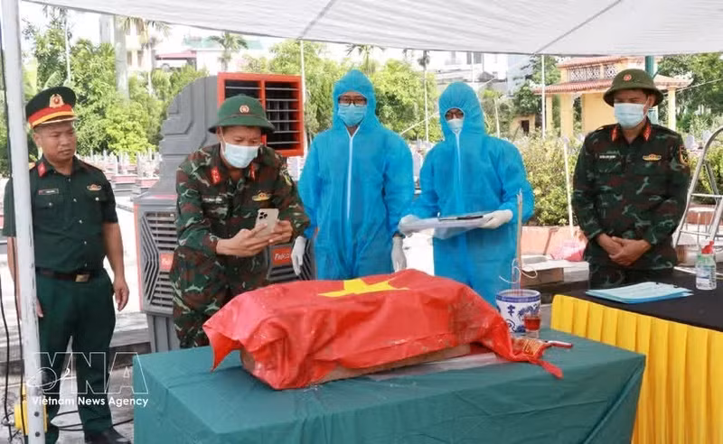 Ninh Binh: Numérisation des informations afin de constituer une base de données unifiée destinée à la gestion, à la consultation et à l'identification des soldats tombés pour la Patrie. Photo : VNA.