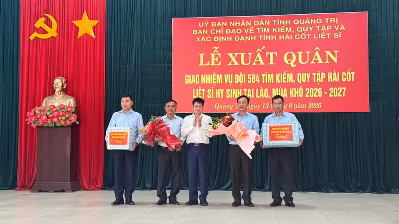 Les dirigeants de la province de Quang Tri offrent des cadeaux à l'Équipe 584, chargée de mener à bien la mission de recherche et de regroupement des restes de combattants tombés pendant la guerre. Photo: NDEL